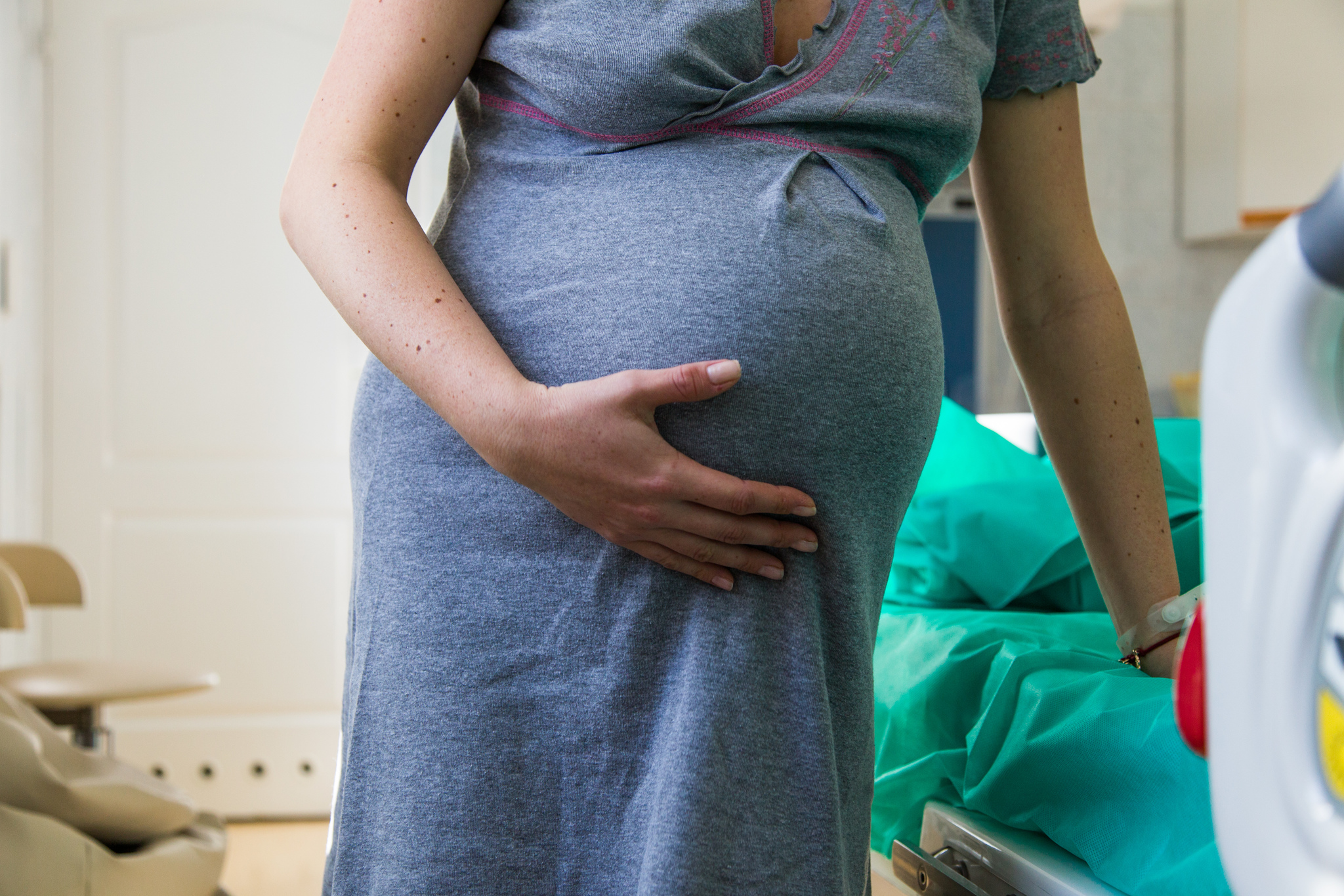 Беременная женщина рожает