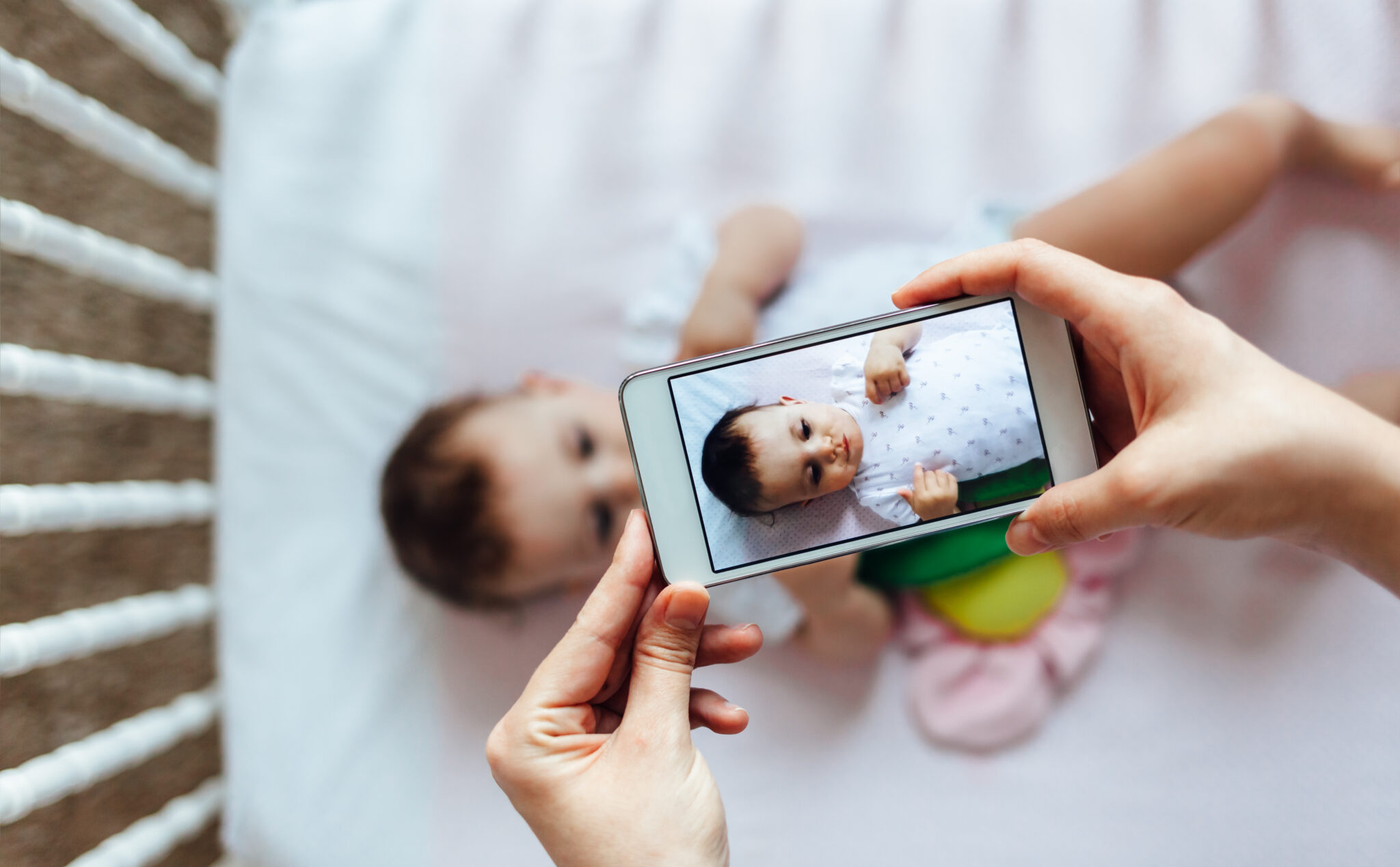 Видео с телефона матери. Ребенок фотографирует. Родитель фотографирует ребенка. Фотографирование младенцев. Фотографирование ребенка на смартфон.
