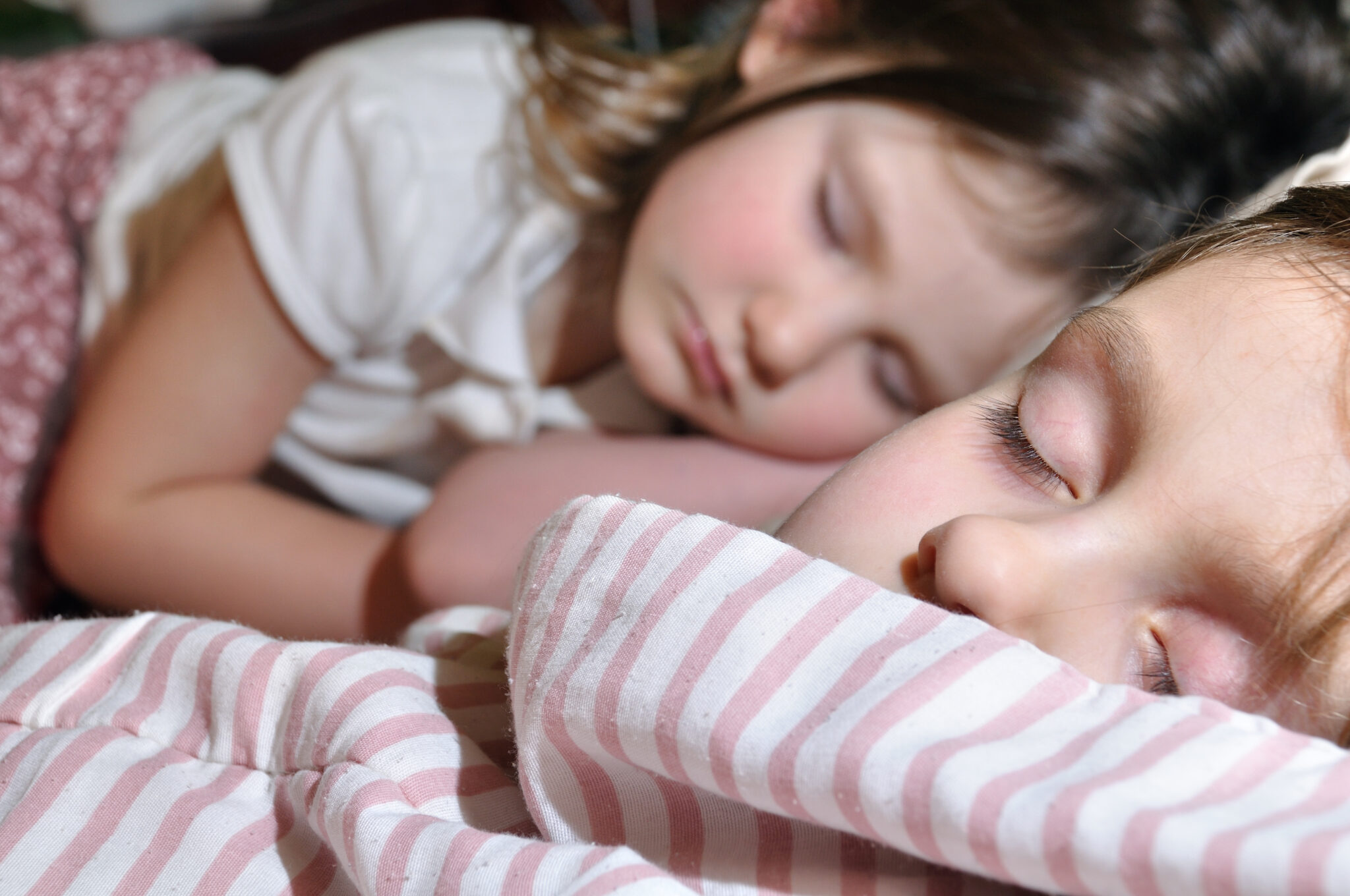 Спящую сестру читать. Две девочки спят. Две сестры спят. Девушки спать два.